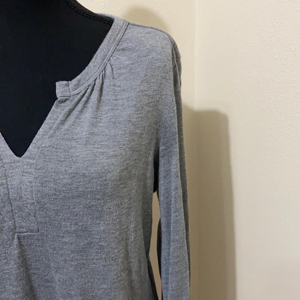 Liz Claiborne gray v-neck top